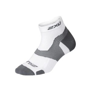 Skarpety sportowe 2XU Vectr Lght Cush 1/4 Crew. Białe skarpetki 2XU, bez wzorów. Za 97,50 zł.