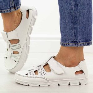 Białe przewiewne skórzane półbuty damskie Sergio Leone sp004. Białe półbuty Sergio Leone, na lato, bez wzorów, z jeansu, z okrągłym noskiem, bez obcasa, na płaskiej podeszwie, bez zapięcia. Za 199,00 zł.