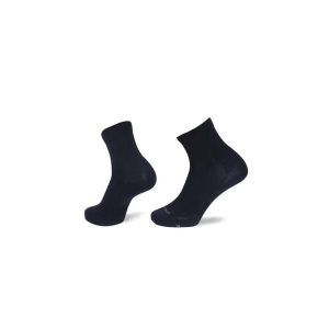 Skarpety trekkingowe Ultralight Micro NGEV03. Czarne skarpetki NA GIEAN, bez wzorów, z wełny. Za 39,99 zł.