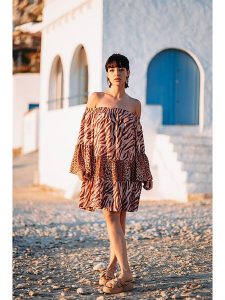 Isla Bonita by SIGRIS Sukienka w kolorze jasnobrązowym rozmiar: XL. Brązowe sukienki Isla Bonita by SIGRIS, na co dzień, xl, bez wzorów, z bawełny, bez kołnierzyka, bez ramiączek, midi, proste. Za 144,92 zł.