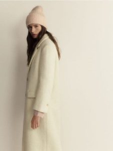 Czapka beanie z alpaką - pastelowy róż. Czerwone czapki Reserved, bez wzorów. W wyprzedaży za 45,99 zł.