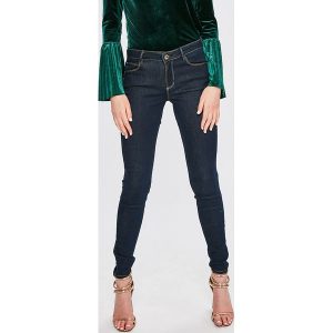 Guess Jeans - Jeansy Curve. Jeansy marki Guess Jeans. W wyprzedaży za 439,90 zł.
