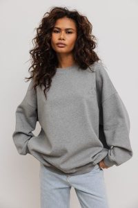 Bluza damska o kroju oversize z HAFTEM w kolorze GREY MELANGE - CRAFT-UNI. Szare bluzy Marsala, m, bez wzorów, z bawełny, bez kaptura. Za 349,90 zł.