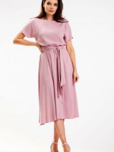 Sukienka Model A576 Dirty Pink - awama. Różowe sukienki Awama, do pracy, l, bez wzorów, z wiskozy, biznesowe, bez kołnierzyka, plus size, bez ramiączek, midi, rozkloszowane. Za 307,52 zł.