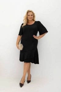 Elegancka sukienka midi z falbanami i odpinaną różą Evelyn czarna na wesele | Plus Size Oversize. Czarne sukienki Moda Size Plus Iwanek, na co dzień, m, z aplikacjami, z elastanu, eleganckie, bez kołnierzyka, plus size, bez ramiączek, midi, dopasowane. Za 335,00 zł.