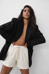 Szorty z delikatnej prążkowanej dzianiny w kolorze WARM BEIGE - ALPO-M. Brązowe szorty Marsala, bez wzorów, z bawełny. Za 129,90 zł.