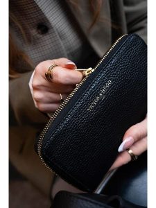 Victor & Hugo Paris Skórzany portfel "Selma" w kolorze czarnym - 20 x 10 x 3 cm rozmiar: onesize. Czarne portfele Victor & Hugo Paris, bez wzorów, z materiału. Za 165,99 zł.