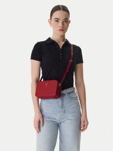 Guess Torebka J5GZ07 WG730 Czerwony. Czerwone listonoszki Guess, z aplikacjami, ze skóry, bez dodatków. Za 148,99 zł.