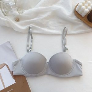 Biustonosz balkonetka push-up z regulowanymi ramiączkami Arnetta. Brązowe biustonosze Intica, bez wzorów. W wyprzedaży za 69,00 zł.