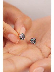 Lodie Silver Srebrne kolczyki-wkrętki z cyrkoniami rozmiar: onesize. Szare kolczyki Lodie Silver, z cyrkonią, srebrne. Za 57,06 zł.