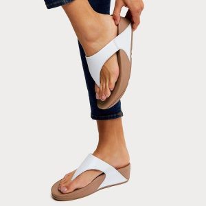 Sandały FitFlop Lulu białe. Białe sandały Flip Flop, bez wzorów, ze skóry, bez obcasa, bez zapięcia. Za 445,50 zł.