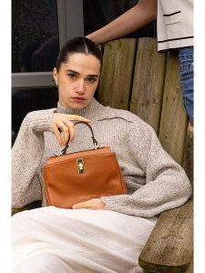 Maison héritage PARIS Skórzana torebka "Mini Talia" w kolorze jasnobrązowym - 23 x 16 x 7 cm rozmiar: onesize. Brązowe torebki klasyczne Maison héritage PARIS, bez wzorów, z materiału, bez dodatków. Za 426,99 zł.