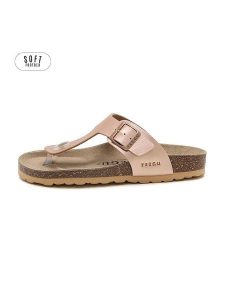 Teegu Japonki w kolorze różowozłotym rozmiar: 38. Różowe klapki teegu, bez wzorów, z otwartym noskiem, bez obcasa. Za 121,99 zł.