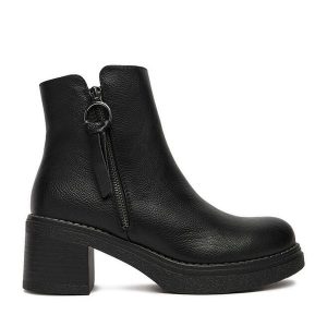 Botki Clara Barson. Czarne botki Clara Barson, bez wzorów, bez obcasa, na słupku, bez zapięcia. Za 159,99 zł.