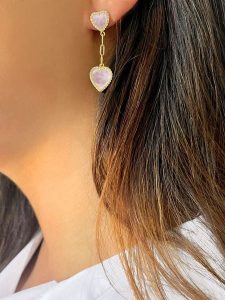 Les Favorites Pozłacane kolczyki-wkrętki z cyrkoniami i masą perłową rozmiar: onesize. Różowe kolczyki Les Favorites, z cyrkonią, pozłacane. Za 195,99 zł.