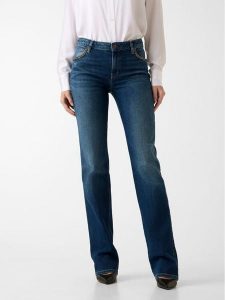 Guess Jeansy 180926 Niebieski Straight Fit. Niebieskie jeansy Guess, z aplikacjami, z jeansu. Za 669,99 zł.