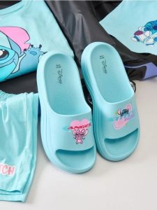 Klapki na grubej podeszwie Stitch - zielony. Zielone klapki Sinsay, bez wzorów, bez obcasa. Za 39,99 zł.