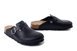 DR. BRINKMANN 600178-01 schwarz, klapki damskie. Czarne klapki Dr. Brinkmann, bez wzorów, ze skóry, bez obcasa. Za 280,42 zł.