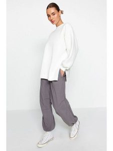 Trendyol Bluza w kolorze kremowym rozmiar: M. Brązowe bluzy Trendyol, m, bez wzorów, bez kaptura. Za 83,42 zł.