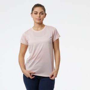 Koszulka damska New Balance WT11452PH3 – różowa. Czerwone bluzki New Balance, xs, bez wzorów, z materiału, eleganckie, bez kołnierzyka, bez ramiączek. Za 49,99 zł.