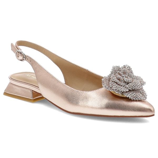 Sandały damskie Alma en Pena, skórzane z ozdobą na płaskim obcasie z noskiem w szpic ze sprzączką, różowe, V250494. Czerwone sandały Alma en Pena, z aplikacjami, ze skóry, bez obcasa, na obcasie, bez zapięcia. Za 499,00 zł.