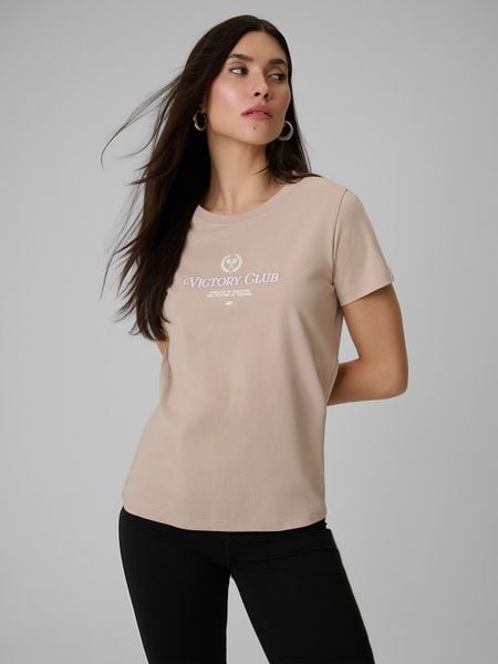 4F T-shirt regular z nadrukiem damski - beżowy L. Brązowe t-shirty 4f, l, bez wzorów, z dzianiny, bez kołnierzyka, bez ramiączek. Za 59,99 zł.