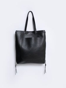 Shopperka damska z zamkami czarna Bejsa 906. Czarne shopper bag Big Star, bez wzorów, bez dodatków. W wyprzedaży za 99,99 zł.