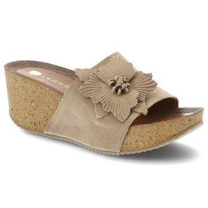 Klapki damskie Armodo, cholewka ze skóry naturalnej zamszowej z szerokim paskiem z przodu ozdobna aplikacja kwiatowa na stabilnym koturnie, beżowe, 4. Brązowe klapki Armodo, z aplikacjami, ze skóry, bez obcasa, na koturnie. Za 319,00 zł.