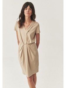 TATUUM Sukienka w kolorze beżowym rozmiar: S. Brązowe sukienki Tatuum, s, bez wzorów, bez kołnierzyka, bez ramiączek, midi. Za 177,32 zł.