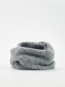 Dzianinowy komin - ciemnoszary. Szare szaliki Reserved, bez wzorów, z dzianiny. W wyprzedaży za 49,99 zł.