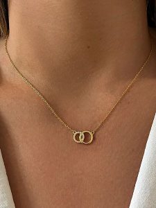 Les Petites Précieuses Pozłacany naszyjnik z elementem ozdobnym - dł. 39 cm rozmiar: onesize. Żółte naszyjniki Les Petites Précieuses, z cyrkonią, pozłacane. Za 100,99 zł.