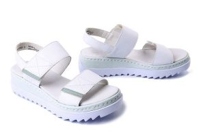RIEKER V4475-80 white, sandały damskie. Białe sandały Rieker, bez wzorów, bez obcasa, na koturnie, bez zapięcia. Za 255,92 zł.