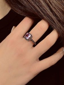 Les Petites Précieuses Pozłacany pierścionek z kamieniami szlachetnymi rozmiar: 60. Czerwone pierścionki Les Petites Précieuses, z ametystem, pozłacane. Za 208,99 zł.