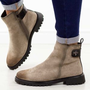 Khaki botki damskie na traperze Potocki 19314. Brązowe botki POTOCKI, bez wzorów, z jeansu, z okrągłym noskiem, bez obcasa, bez zapięcia. Za 229,00 zł.