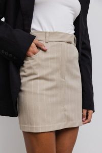 Spódnica w paski w kolorze BEIGE TONE- RADIANCE MINI-XL. Brązowe spódnice Marsala, na co dzień, xl, bez wzorów, z poliesteru, eleganckie, mini. W wyprzedaży za 49,98 zł.