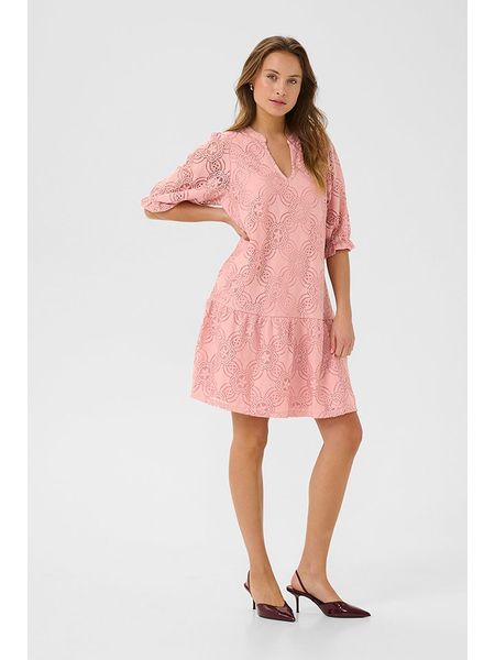 CULTURE Sukienka w kolorze jasnoróżowym rozmiar: S. Różowe sukienki Culture, s, bez wzorów, bez kołnierzyka, bez ramiączek, midi. Za 110,04 zł.
