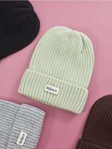 Czapka beanie - zielony. Zielone czapki Sinsay, z aplikacjami, z materiału. Za 15,99 zł.