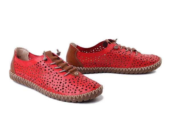 RIEKER M2856-33 red, półbuty damskie. Czerwone półbuty Rieker, na lato, w ażurowe wzory, bez obcasa, bez zapięcia. Za 329,90 zł.