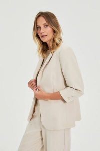 Marynarka z rękawami 3/4 beżowa. Brązowe marynarki i żakiety MOODO, l, bez wzorów, z elastanu. Za 159,99 zł.