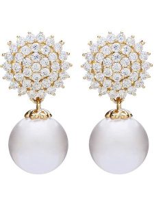 U.S. Polo Assn. Pozłacane kolczyki-wkrętki z kryształami i perłami rozmiar: onesize. Białe kolczyki U.S. Polo Assn., z kryształem, metalowe. Za 78,99 zł.