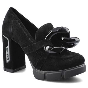 Półbuty damskie Carinii, Wykonane z naturalnej skóry zamszowej z miękką cholewką klasycznym wycięciem ozdobnym metalowym elementem na przodzie oraz m. Czarne kombinezony Carinii, bez wzorów, ze skóry, bez obcasa, na słupku, bez zapięcia. Za 329,00 zł.