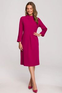 Sukienka elegancka pudełkowa z zaszewkami fioletowa. Fioletowe sukienki Stylove, do pracy, l, bez wzorów, biznesowe, bez kołnierzyka, bez ramiączek. W wyprzedaży za 251,00 zł.