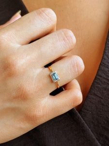 OR Carats Złoty pierścionek z kamieniami szlachetnymi rozmiar: 58. Niebieskie pierścionki OR Carats, z topazem, złote. Za 826,99 zł.