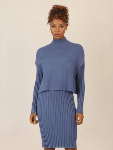 APART Sukienka dzianinowa w kolorze niebieskim rozmiar: 34. Niebieskie sukienki Apart, bez wzorów, z dzianiny, bez kołnierzyka, bez ramiączek, midi. Za 260,99 zł.