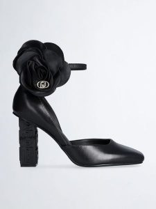 Liu Jo Skórzane czółenka w kolorze czarnym rozmiar: 36. Czarne czółenka Liu Jo, z aplikacjami, bez obcasa, bez zapięcia. Za 338,21 zł.