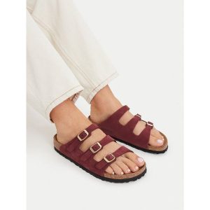 Klapki Birkenstock. Czerwone klapki Birkenstock, bez wzorów, bez obcasa. Za 496,99 zł.