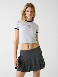 Guess Jeans T-Shirt 180329 Szary Classic Fit. Szare t-shirty Guess Jeans, xs, z aplikacjami, z jeansu, bez kołnierzyka, bez ramiączek. Za 159,00 zł.