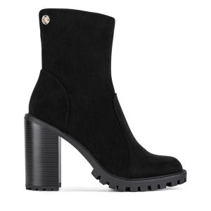 Botki Nine West. Czarne botki Nine West, bez wzorów, bez obcasa, na słupku, bez zapięcia. Za 279,99 zł.