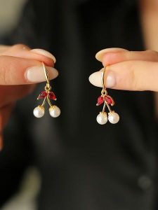 Pierres de Jade Pozłacane kolczyki z perłami i cyrkoniami rozmiar: onesize. Białe kolczyki Pierres de Jade, z cyrkonią, pozłacane. Za 43,99 zł.