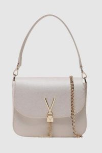 VALENTINO Platynowa torebka Divina SA. Szare listonoszki Valentino by Mario Valentino, bez wzorów, małe, bez dodatków. W wyprzedaży za 347,99 zł.
